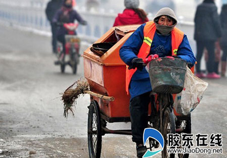 环卫工在辛勤劳作(资料图)