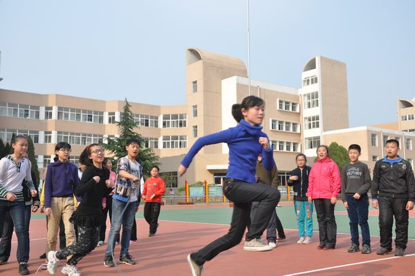 烟台五中:初一年级举行8字跳长绳比赛