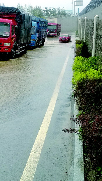 黄务立交桥西北匝道积水严重 影响市民出行(图)