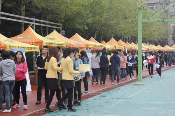 烟台一职专举办校园人才招聘会