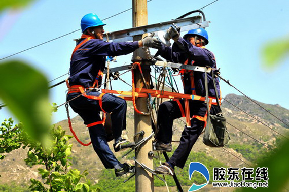 村民义务帮忙 胶东在线网5月12日讯(通讯员 王强 任梦雪 胡宝利) “听说,要为我们北山电灌拉专线,我第一个报名义务劳动!”烟台栖霞市苏家店镇马蹄夼村精明能干,苹果年收入20多万元的致富带头人刘玉明乐呵呵的说。 “看看吧,自从苏家店供电所新任所长胡宝利前天到村里调查用电情况,了解到俺村果农电灌电压低,电机启动不了;低压线路靠近民房,存在安全隐患的实情后,今天工作队就带着电线浩浩荡荡进村啦!”该村支部书记刘福瑞告诉笔者,“听说要给我们改