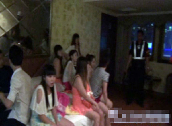 深圳警方清查4家涉黄<em>场所</em>卖淫女坐满篮球场(图