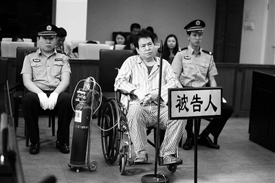 被告人李万勇因病吸着氧气出庭