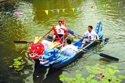 市民提前庆端午用报纸糊龙舟冒雨开赛(图) 市民提前庆端午用报纸糊龙舟冒雨开赛(图)
