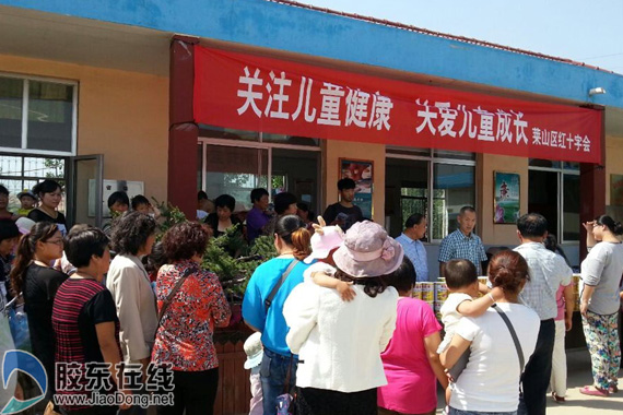 莱山红十字会免费发放价值22万奶粉给贫困儿
