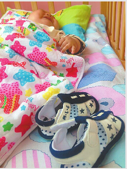 直击弃婴过程 女子乘奥迪将男婴放在济南弃婴