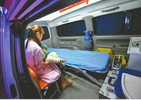 直击弃婴过程 女子乘奥迪将男婴放在济南弃婴