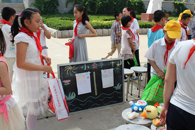 塔山小学举行学生欢迎的跳蚤市场活动