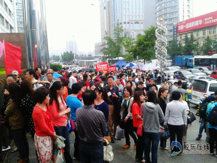 滚动快讯:高考首日烟台三中考点外(图)