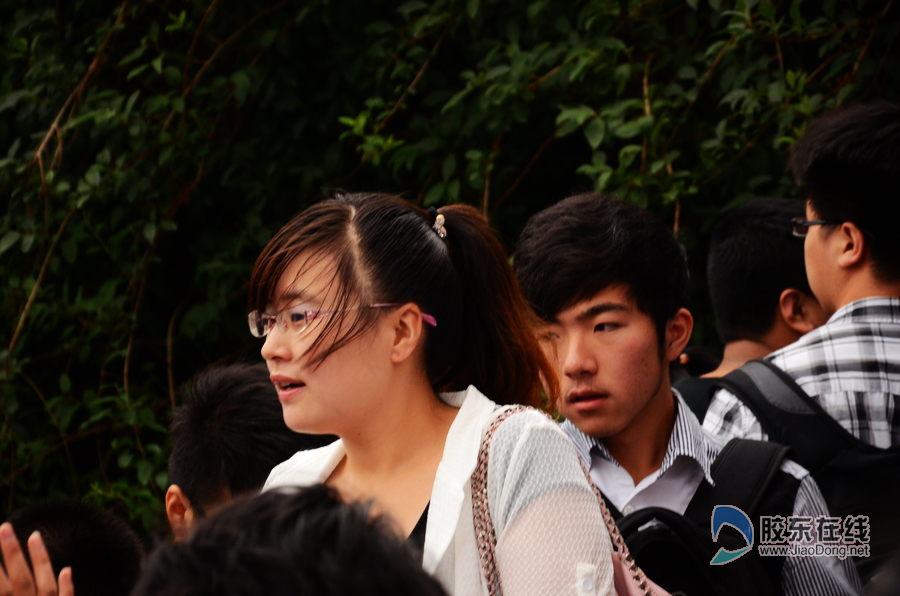 滚动快讯:高考首日烟台三中考点外(图) 科教文