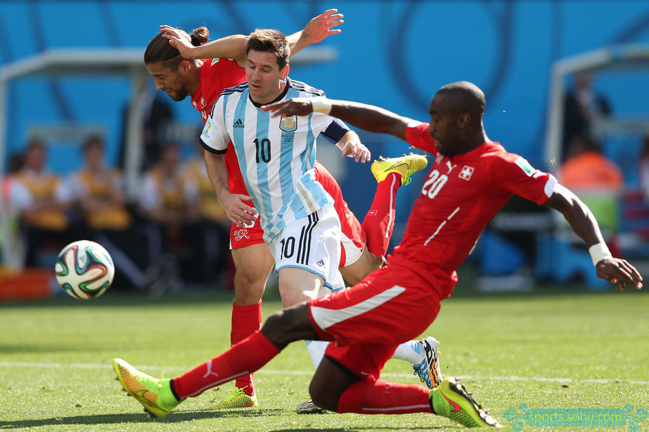 高清图:世界杯阿根廷胜瑞士 梅西拥抱进球功臣