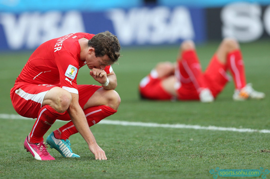 高清图:世界杯阿根廷胜瑞士 梅西拥抱进球功臣