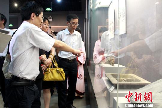 37件汉墓画像砖亮相东汉人煮盐或用天然气(图) 37件汉墓画像砖亮相东汉人煮盐或用天然气(图)