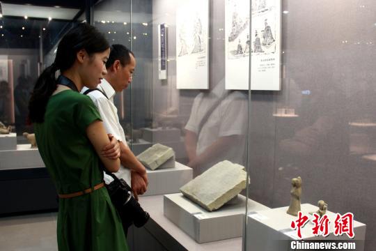 37件汉墓画像砖亮相东汉人煮盐或用天然气(图) 37件汉墓画像砖亮相东汉人煮盐或用天然气(图)