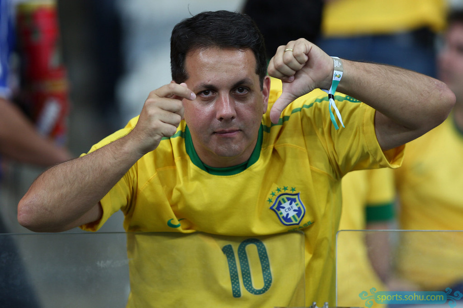 巴西在哭泣!遭德国队狂虐球迷看台上痛哭(图)