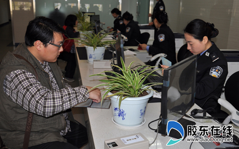 综合:暑期出境游爆棚 护照通行证办理"一点通" 日常生活 烟台新闻网 胶东在线 国家批准的重点新闻网站