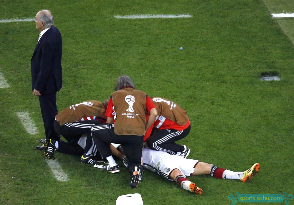 高清图:小猪惨吃阿奎罗铁掌 面部飙血下场缝针