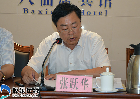 市中级法院党组副书记,副院长张跃华宣读《关于表彰2013年度全市政法