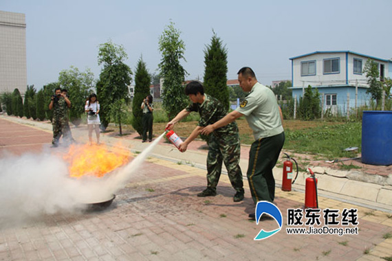烟台机场边检站官兵参加消防知识培训(图) | 平