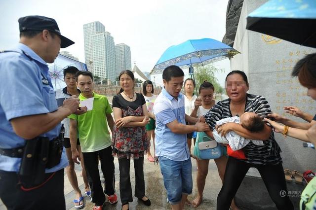 中年女子怀抱婴儿投江 众人拉<em>人梯</em>施救(图) 世