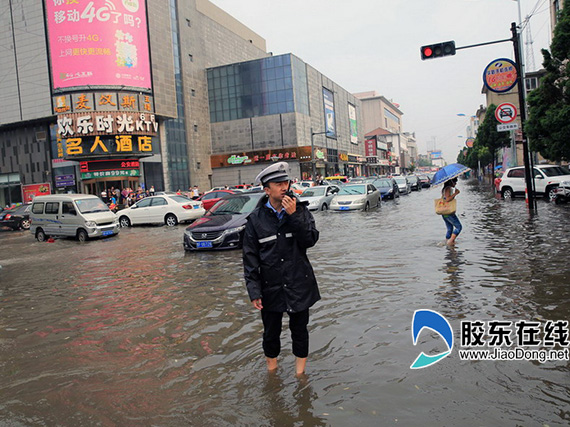 李广 7月17日,招远市突降大雨,风雨大作,车辆在狂风暴雨中艰难前行