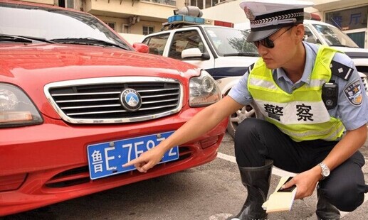 全福 姚微)24日,烟台交警一大队查获一辆将前车牌号中的