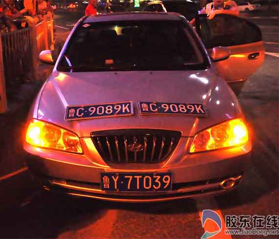 交警查获使用其他车辆号牌轿车现场高清图片