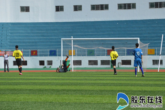 八一杯军地足球赛开幕 赛场惊现神扑救