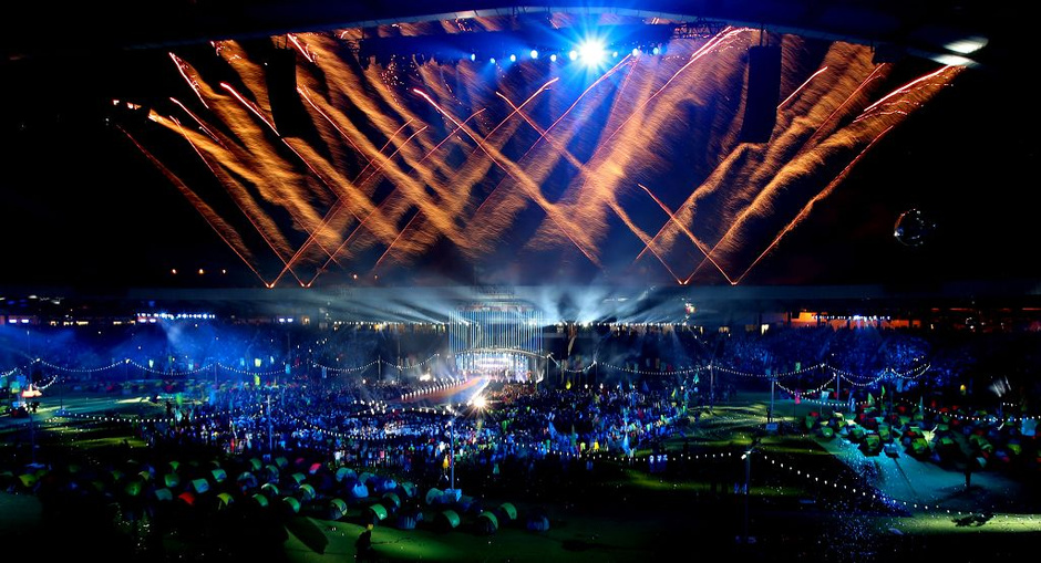 高清:英联邦运动会闭幕 戴利举摄像机记录精彩