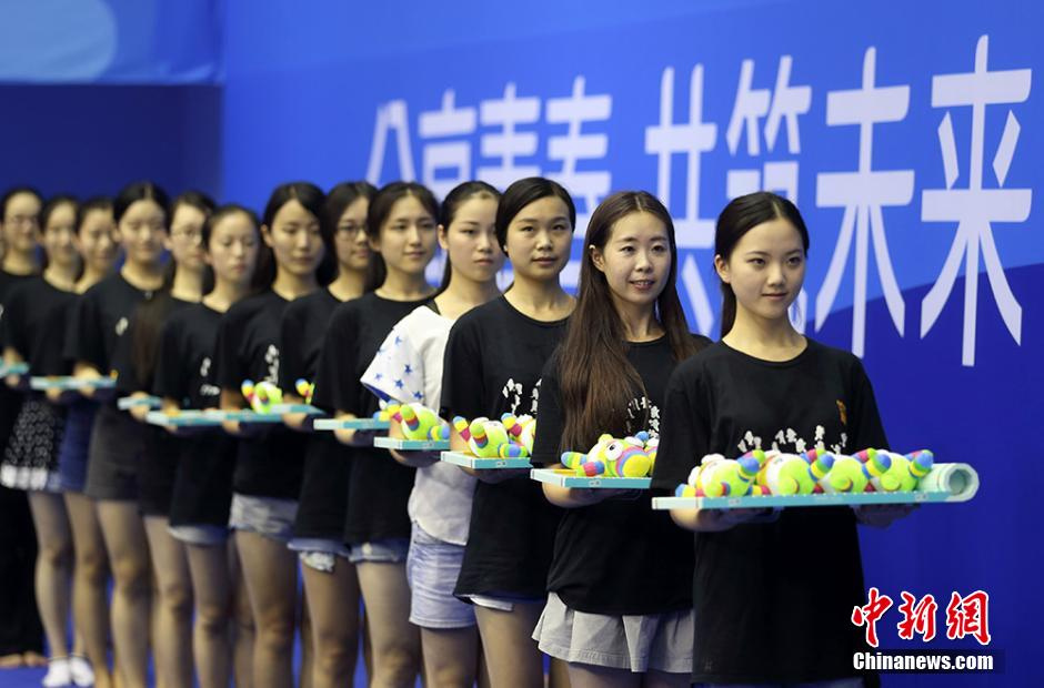 高清:南京青奥会开幕在即 礼仪小姐忙"颁奖"