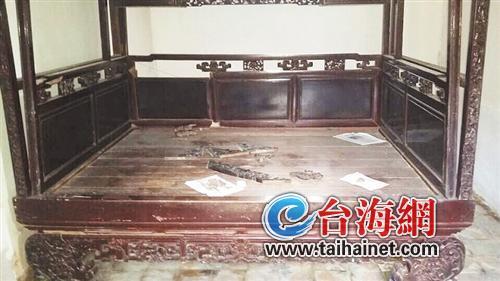 祖传百年雕花柏木古床待修缮整床无一颗铁钉 祖传百年雕花柏木古床待修缮整床无一颗铁钉