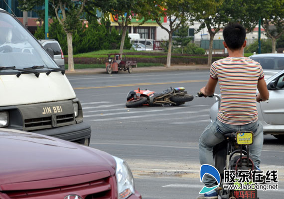 在事故现场,仍有人不戴头盔骑摩托车,电动车.