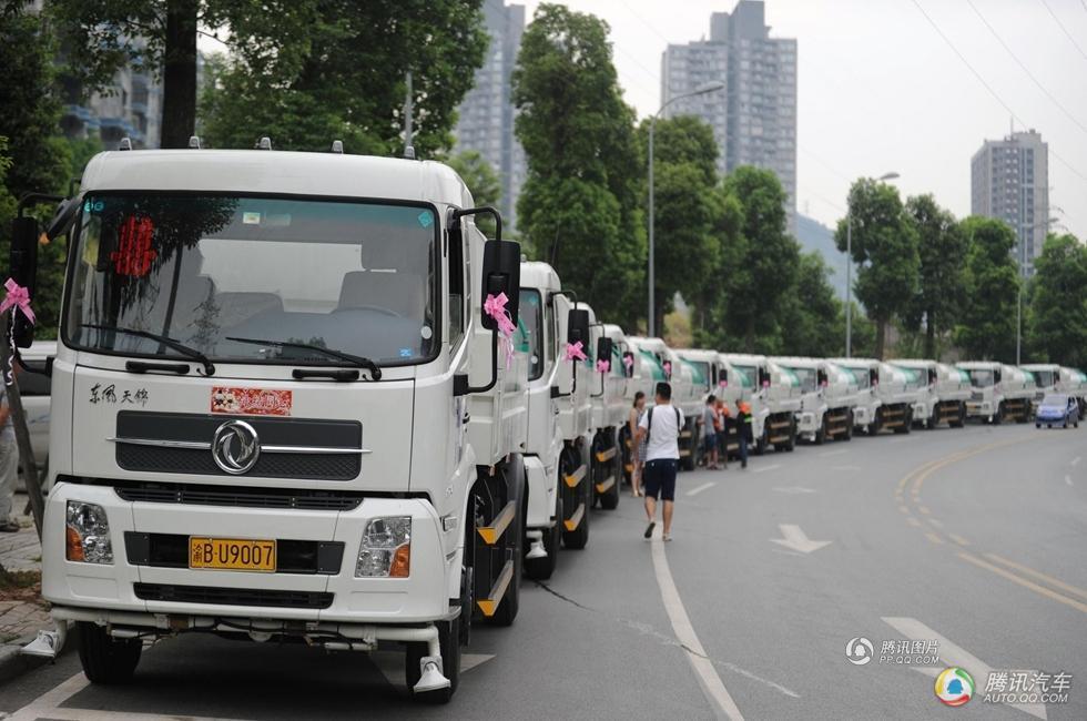 重庆12辆环卫车洒水迎亲 被指占用公共资源 汽