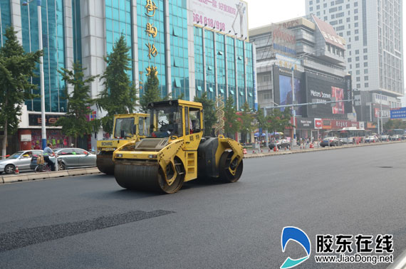 3台压路机集中碾压路面