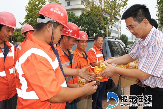 莱山区总工会慰问市政建设者图