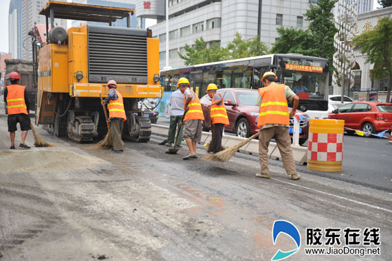 铣刨后前扫沥青路面