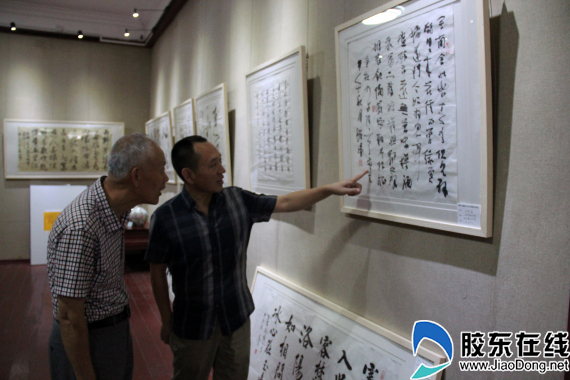 市民在欣赏拍卖作品