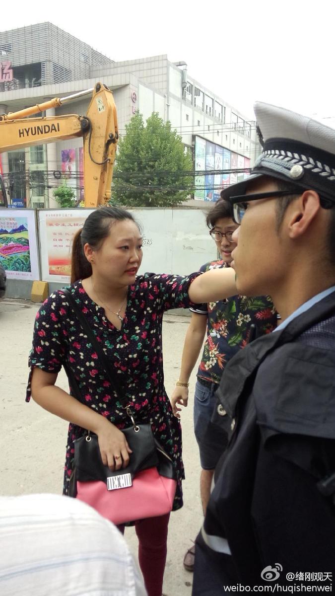 网曝西安一女司机故意开车撞交警 汽车新闻 汽