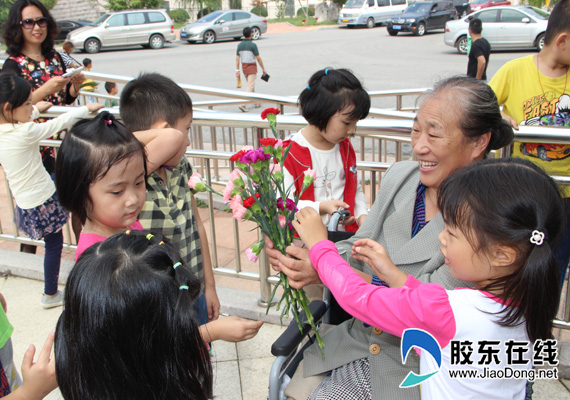 潇翔小学注重德育培养 组织孩子家长看望老人