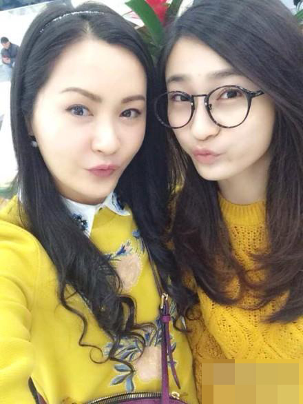 好声音学员陈冰晒母亲照片 网友:跟姐姐一样 国内要闻 烟台新闻网 胶东在线 国家批准的重点新闻网站