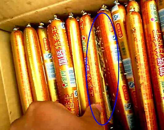 男子购金锣火腿肠现大量蛆虫 向厂家反映无果