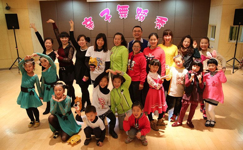 少年宫举办相亲相爱一家人 亲子舞蹈秀_胶东在