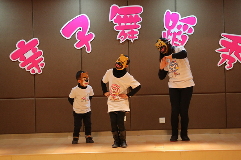 少年宫举办相亲相爱一家人 亲子舞蹈秀