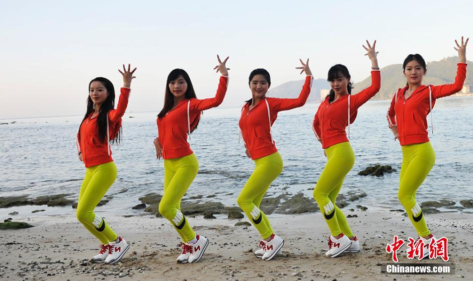 高清:大学女子健身队备战健美大赛 显热情活力