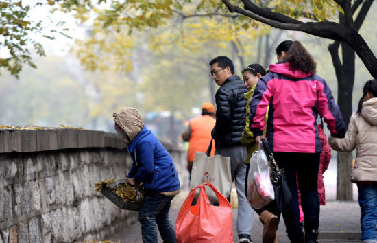 山东六岁女孩入学被拒收 帮奶奶扫马路(组图)_