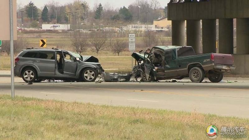 你还敢开车吗 车祸现场惨不忍睹豪车也难逃 汽