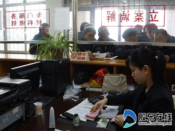 果农到法院立案庭领取赔偿款