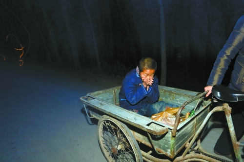 6旬老太拖病腿推患病孙子上学 5年走1万多公里