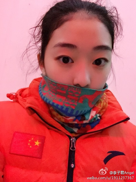 花滑美女庆祝18岁生日 抹胸装切蛋糕美美哒(图