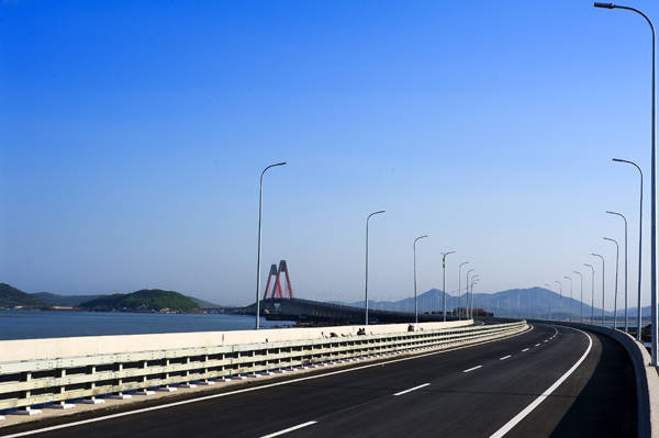 在黄海之滨坐落着这样一座迷人的城市。一曲凤凰鸣凤城的传奇佳话,赋予了它浓厚的神秘色彩;一座尘封千年的春秋古墓,见证了它悠长的岁月变迁;一场流传百年的海阳秧歌,舞出了它深邃的民俗文化;一处享誉海防的大嵩卫遗址,讲述了它丰厚的抗倭战绩;一段振奋人心的地雷战事迹,谱写了它悲壮的红色记忆;一届精彩绝伦的亚沙盛会,点燃了它炫动的激情时尚。亚洲“恋人圣地”、中国优秀旅游城市、中国最佳旅游休闲目的地城市、2012第三届亚洲沙滩运动会举办地、“美丽中国”十佳旅游县(区)